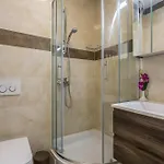 Flores Luxury 아파트 로고즈니차