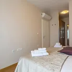 Flores Luxury 아파트 로고즈니차