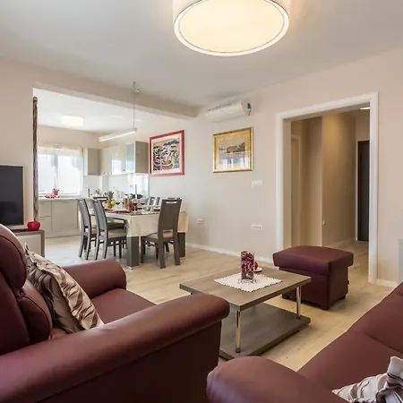 Flores Luxury Suites *