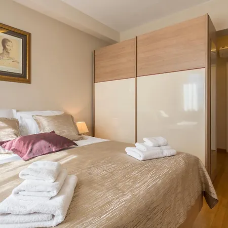 Flores Luxury Suites *