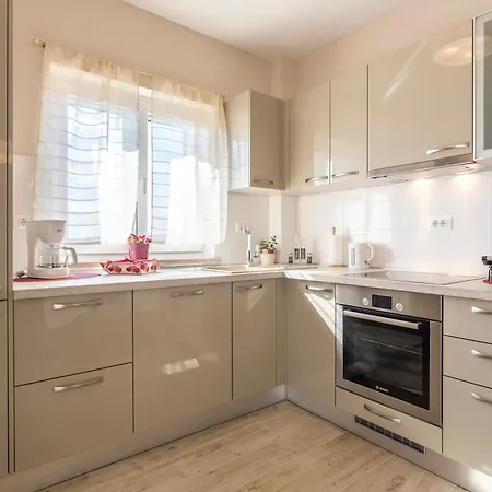 Flores Luxury Suites *