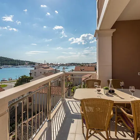Flores Luxury Apartman *