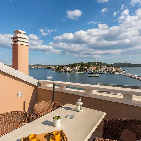 Flores Luxury Suites *