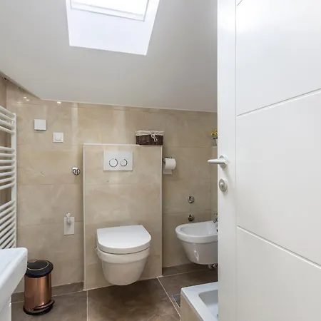 Flores Luxury Suites *