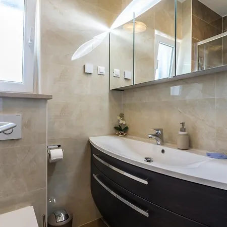 Flores Luxury Suites *