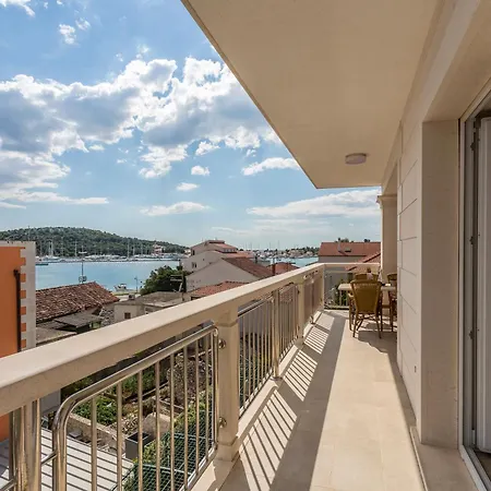 Flores Luxury Apartman *