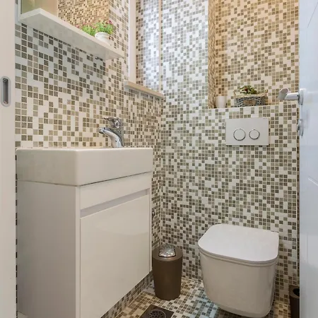 Flores Luxury Suites *