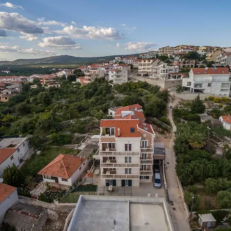 Flores Luxury Suites *