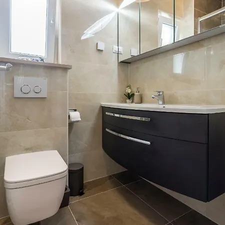 Flores Luxury Suites 罗戈兹尼察