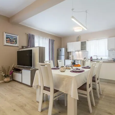 Flores Luxury Suites 罗戈兹尼察