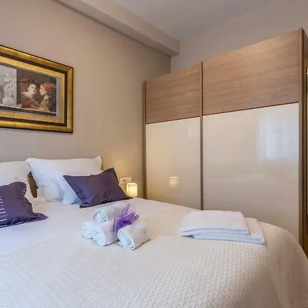 Flores Luxury Suites *