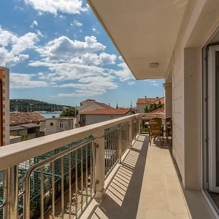 Flores Luxury Suites *