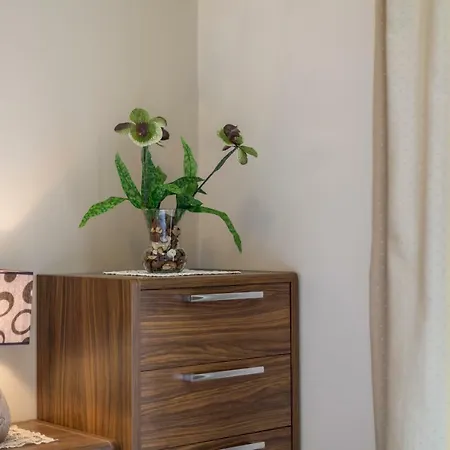 Flores Luxury Suites *