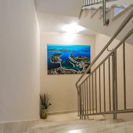 Flores Luxury Suites 罗戈兹尼察