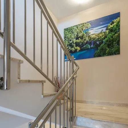 Flores Luxury Suites *