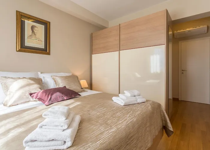 Flores Luxury Suites *