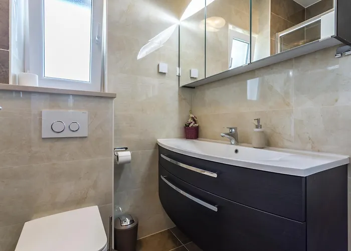 Flores Luxury Suites *