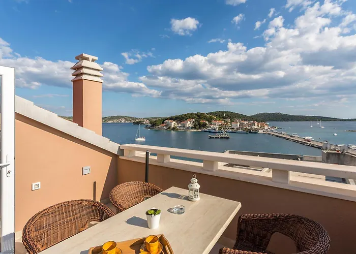 Flores Luxury Suites *