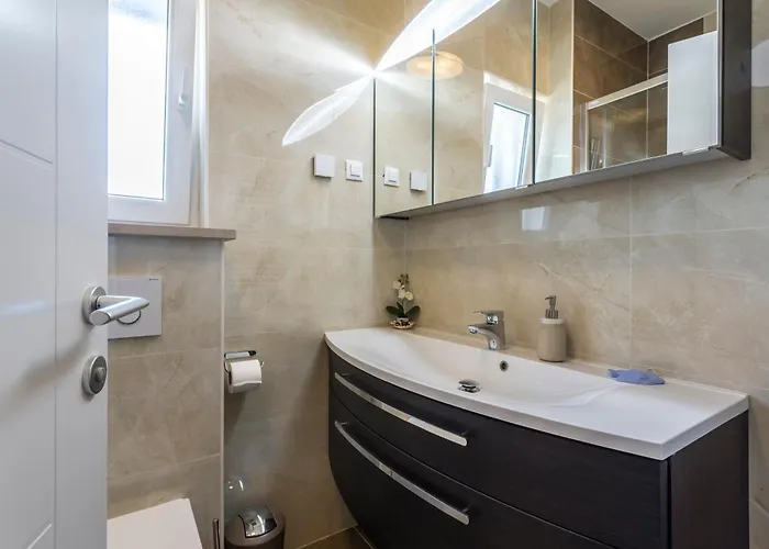 Flores Luxury Suites *