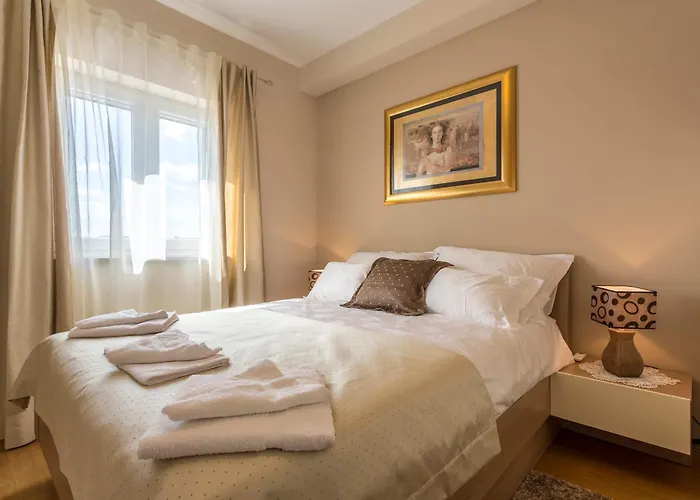 Flores Luxury Suites *